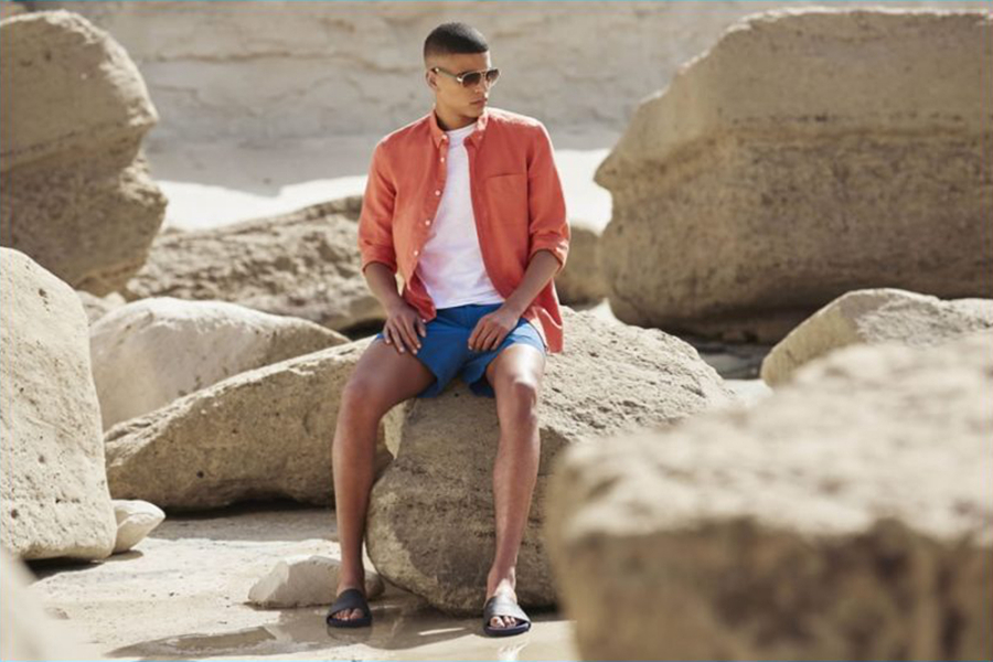 River Island在盛夏之际来到马耳他拍摄最新广告大片。Zakaria Khiare与Nathaniel Visser像是享受着一场度假的氛围，印花T恤、彩色夏季短裤，这些代表着夏季的元素依然充满吸引力。穿梭在石梯街道，或是礁石海滩，城市的魅力与时装的风尚，交汇融合。