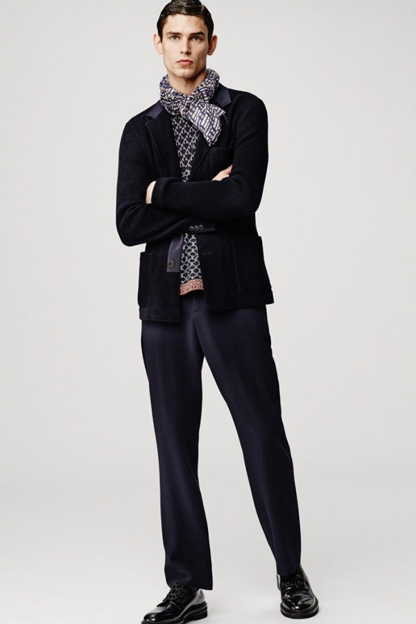 Giorgio Armani推出了2016秋冬男装型录，黑白的配色，呈现出经典的设计，象征着永恒的时尚理念。阔腿裤的设计，慵懒而复古，西装夹克选择了天鹅绒等更柔软的面料，突显出雍容亦慵懒的姿态。