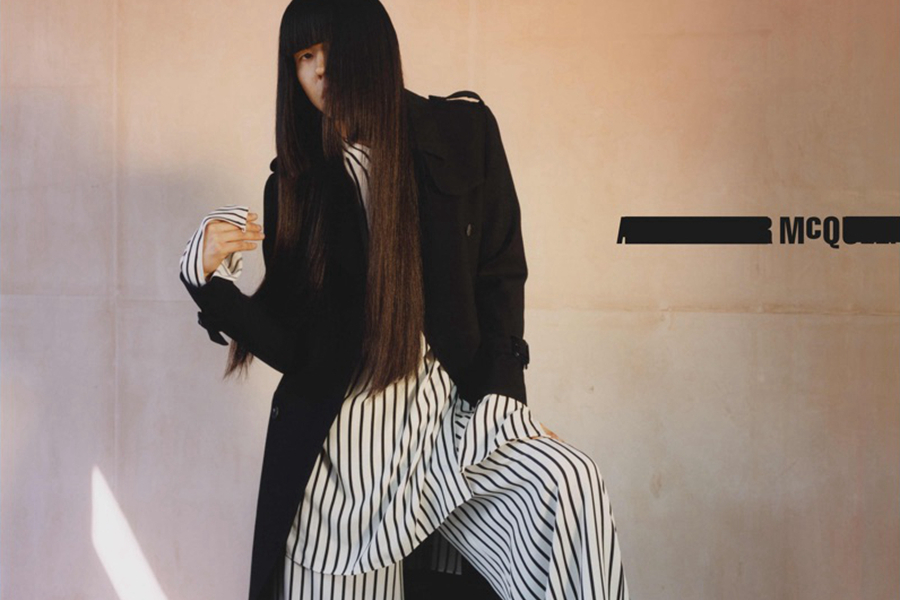 McQ Alexander McQueen本季与日本迷幻摇滚乐队Bo Ningen合作推出最新充满反叛的大片。这个长发乐队拥有着独特令人迷醉的气质，裙子与之格外相配，本季服装的设计强调了作为时尚密码的裙子，融合了音乐与艺术，打造出具有迷幻色彩的时尚风格。