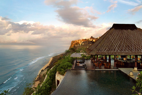 建造在海平面150米以上的悬崖上，巴厘岛上的Bulgari Resort拥有印度洋的绝美景致。度假村内59栋 别墅都是巴厘岛与意大利设计风格的完美结合，其中的私人游泳池更会让你觉得自己像是巴厘岛的国王。在度假村中，有巴厘岛上唯一一家Bulgari精品店，手表 、珠宝和其他配饰一定会让你在度假之余拥有良好的购物体验。此外，Arts & Crafts纪念品店内有许多巴厘岛特色的工艺品和古董，巴厘岛珍贵的艺术遗产会让你眼花缭乱。
