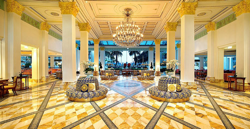 蒙特卡洛市中心的Hotel Metropole，由世界上最知名的时尚icon——Karl Lagerfeld设计。在老佛爷的职业生涯中，他在Chanel、Fendi、Tommy Hilfiger等世界著名品牌中已经创造了太多的神话，而在Hotel Metropole中，他将他的艺术影响力融入其中，缔造了这间精致、摩登的酒店。值得一提的是，这间酒店的室外区域“Beach Area”非常有特色。在阳台上，你可以躺在太阳椅上，俯瞰楼下的游泳池景观和豪华花园，在欣赏美景的同时也保证了客人隐私。
