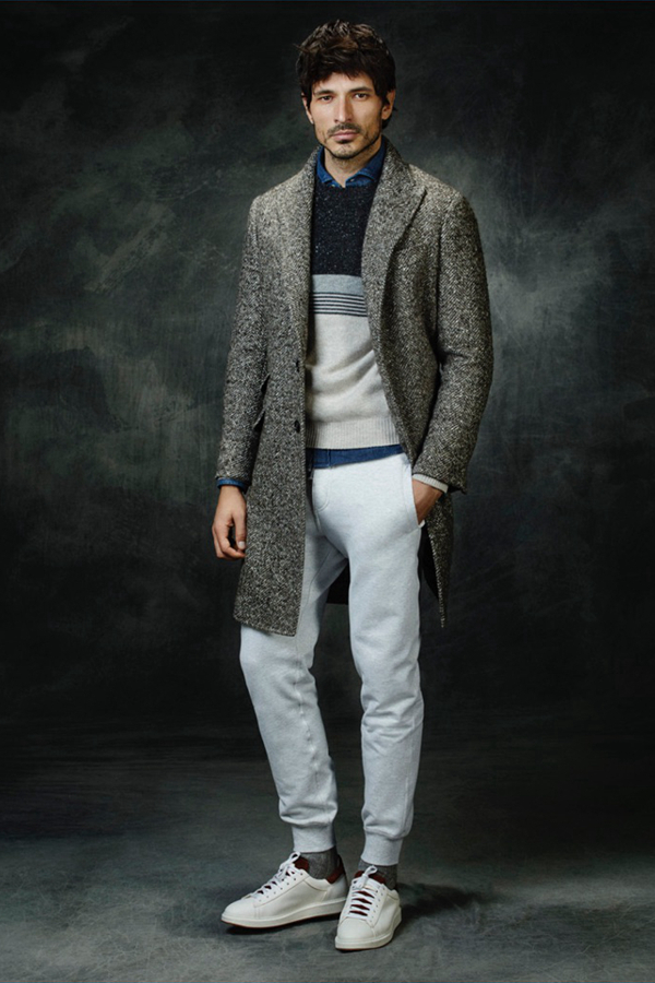 Brunello Cucinelli邀请西班牙男模Andres Velencoso推出了以“Time as a Feeling”为主题的2016秋冬男装型录。它旨在结合舒适、自由、创造力的平衡。为具有明显季节特征的针织衫添加粗纺、竹节、花呢这类元素，混合了经典西装与运动装打造出看似粗糙的质地。这种“粗糙”、“自然”的设计风格，打造了不同于主流观念的时尚。