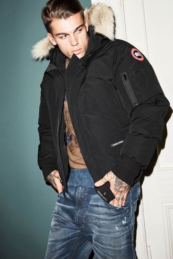 男模Stephen James 为Theo Wormland2016秋冬广告大片，扮演了一个叛逆男孩的形象，炫耀着他的鼻洞、耳洞与纹身。服装的设计既具有实用性，又有独特的风格。实用性强的夹克衫，搭配修身牛仔裤，率性而随意。