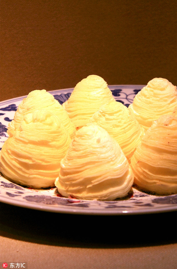 	吴山酥油饼是浙江省杭州市特色传统名点，至今已有七八百年历史，号称“吴山第一点”。其色泽金黄，层酥叠起，上尖下圆，形似金山，覆以细绵白糖，脆而不碎，油而不腻，香甜味美。