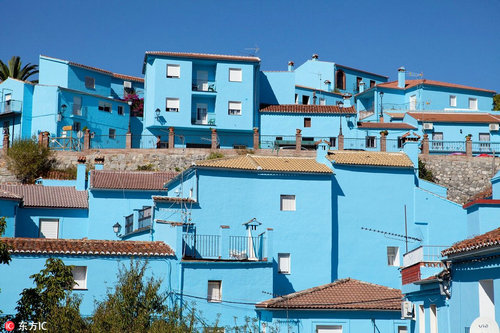 胡斯卡位于西班牙南部安达卢西亚大区马拉加省龙达山区，被亲切地称为“蓝精灵镇”，因为《蓝精灵》电影是在此拍摄的，为配合电影的宣传，胡斯卡全部的房子乃至镇政府大楼、教堂和公墓都统一刷成蓝色。