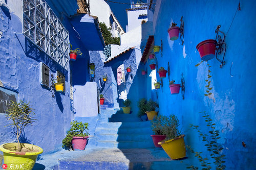 舍夫沙万是摩洛哥的一个安静神秘的小镇，坐落于里夫山宽阔的山谷之中。这是一座偏爱蓝色的山城小镇，房屋建筑甚至街道都被涂抹成海的蓝色，漫步其中，你会感觉仿佛置身于蓝色天堂中一般，给人一种心旷神怡，身心舒畅之感。  