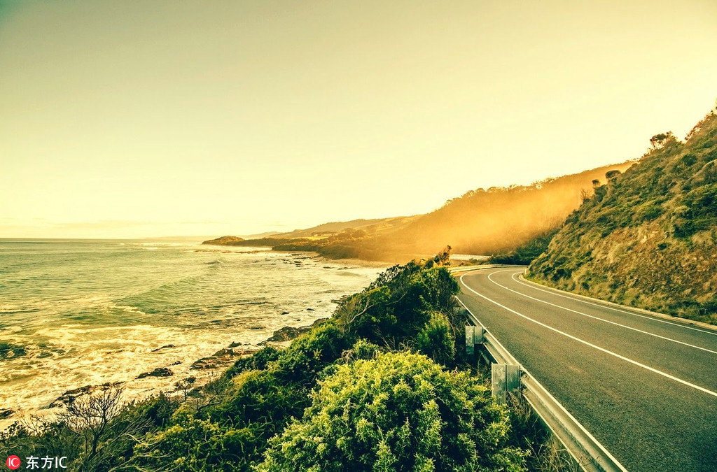 澳大利亚的大洋路（Great Ocean Road）是全球最负盛名的海岸线驾驶路线之一。沿途风光迥异迷人，既有美丽的海滨小镇，亦有雨林风光、优质海滩、和灯塔美景。