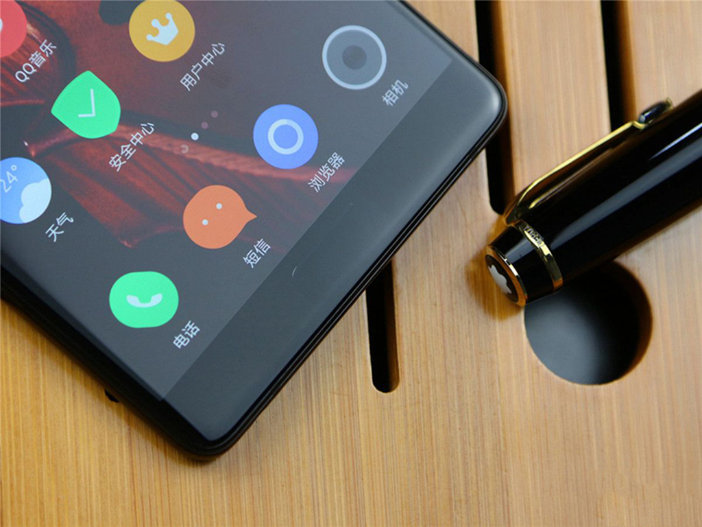 NO.5 U-Touch键
U-Touch键是ZUK Edge的一大革新，该机将U-Touch与指纹识别芯片完美的设计在玻璃后，并且实现了按键高度和手机屏幕相同，解决了传统按键的易进水，难维修难题，是手机行业里第一款将指纹识别键“做平”的旗舰机型。
