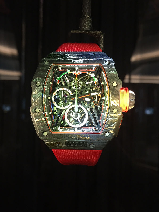 而Richard Mile今年在日内瓦表展上推出的新表也与汽车有关：与迈凯轮跑车合作，售价696万人民币。是世界上最轻的双秒追针陀飞轮腕表，加上表带重40克；机芯重量7克，也是世界上第一次使用石墨烯作为表壳和表带材质的腕表。而迈凯伦也是最早使用碳纤维材质的赛车。