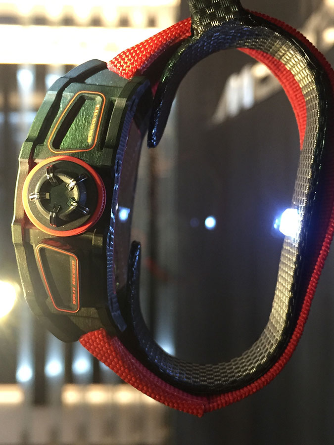而Richard Mile今年在日内瓦表展上推出的新表也与汽车有关：与迈凯轮跑车合作，售价696万人民币。是世界上最轻的双秒追针陀飞轮腕表，加上表带重40克；机芯重量7克，也是世界上第一次使用石墨烯作为表壳和表带材质的腕表。而迈凯伦也是最早使用碳纤维材质的赛车。