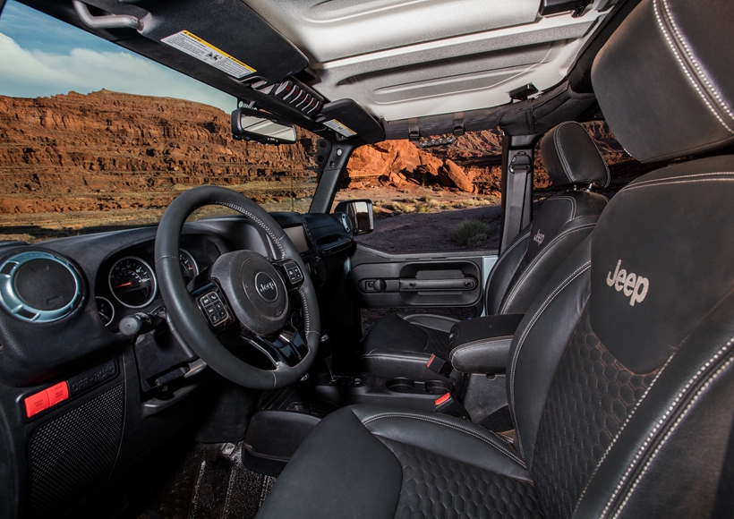 Jeep公司为了极大限度的提升Switchback的越野能力，将其整体提升了4英寸，并且在每一端都放置了Dana 44轴。