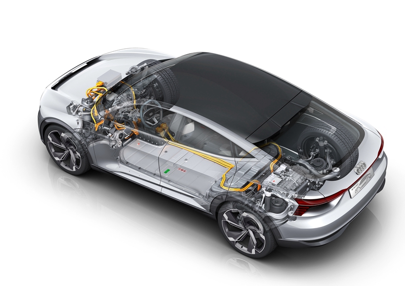 这辆e-tron则是X17纯电动概念车的完成品，意为展现奥迪一如既往的尖端科技与前瞻设计理念，并为日后的车型提供借鉴原型。