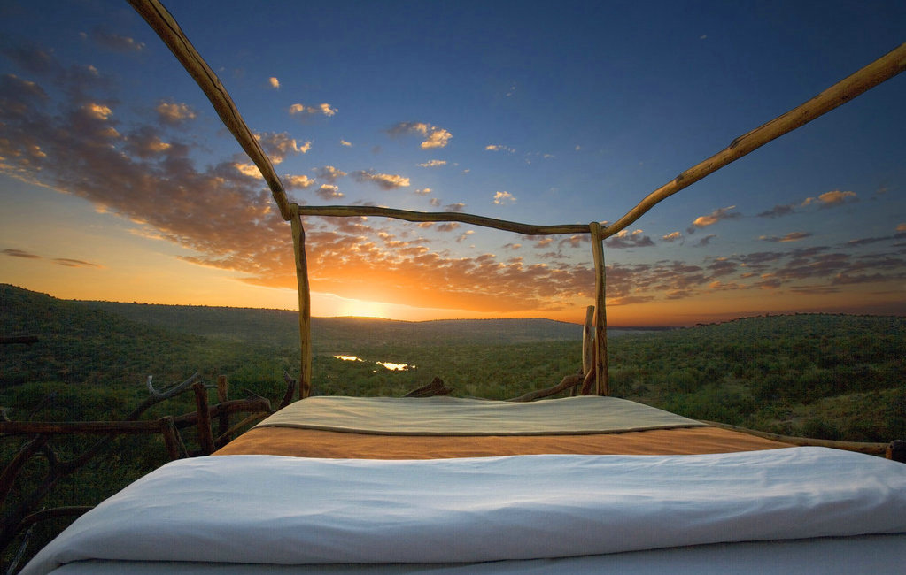 与非洲野兽零距离接触，在星空下酣睡，这座位于肯尼亚东北部莱基皮亚地区，名为Loisaba的荒野旅馆能满足你奢侈的幻想。星空下的木屋距离地面有十二个台阶之高，上面除了床铺，还有座位区、盥洗室以及衣柜。图为露天卧室，苍穹尽收眼底。