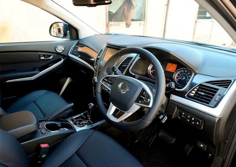 在车室配备部份，Korando (2017)车型则具备了重新设计的双环式仪表，可提供6种不同的仪表底光配色选择，并拥有重新设计、造型更为运动化的三辐式多功能方向盘，中控台上方拥有7寸液晶显示幕的影音娱乐系统，可选配高阶的Harman Kardon音响系统。