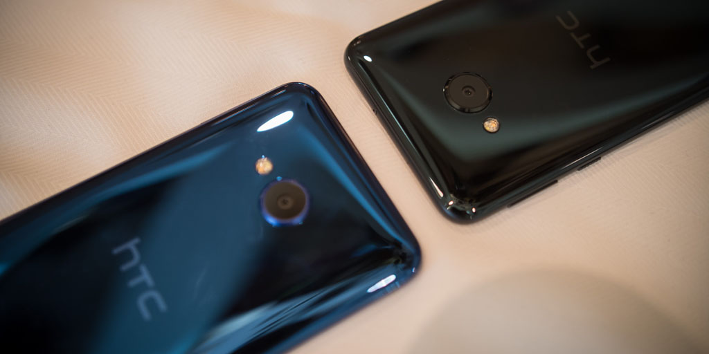 NO.3配置
HTC U新机大家最关心的就是手机的配置问题。根据渲染图可以看出新款手机的整体外形设计与HTC U Ultra很相似，机身经过高亮工艺处理。此款手机或将配置5.5英寸2K显示屏，屏幕的材质是第五代康宁大猩猩玻璃；内部处理器是高通骁龙835。在存储方面有两个版本可以选择，分别是4GB+64GB和6GB+128GB。摄像头是圆形的，后置摄像头的像素是1200万，是索尼IMX362摄像头；前置摄像头为1600万像素，同样是索尼的产品，是索尼IMX351摄像头。同时支持蓝牙5.0、2.4GHz/5G双频WIFI、USB-C接口、IP57级别防水防尘，系统为Android 7.1，也取消了3.5mm耳机接口。现在关于此款手机的消息已经有很多啦，但是悬念还是要等到发布会当天才能揭晓。
