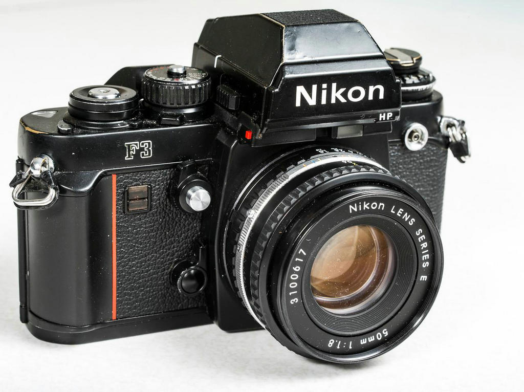 Nikon F3，1980年。Nikon首款F相机推出后，连续生产12年才进行升级有了F2，仅隔了九年，F3便取代F2成为新的传奇，并将传奇延续至2002年。该款相机采用电子控制快门，液晶显示屏SLR呈现曝光数据。