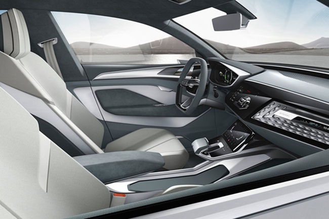 Audi e-tron Sportback concept 充分利用纯电动车的空间优势。减去传统汽车引擎、油箱及相关零件所占据的空间，全新 e-tron Sportback 概念车动力配置采用 3 组电子马达驱动取代过往的传动轴，让整体车室乘客乘坐与载物空间更有弹性及宽敞。
