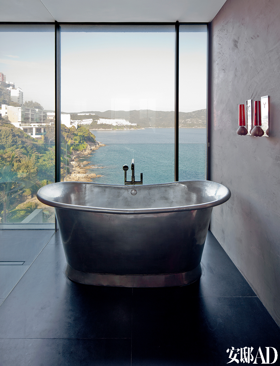 在寸土寸金的香港，躺在浴缸里享受窗外无敌海景，是件多么幸福而奢侈的事！独立式浴缸来自英国品牌Brissi。考虑到私密性，玻璃窗装有特殊装置。