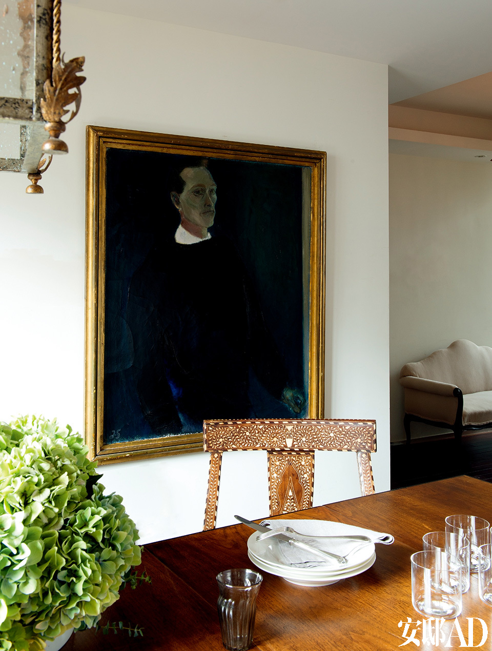 餐厅中挂着一幅比利时画家的自画像
（1958），购自香港。