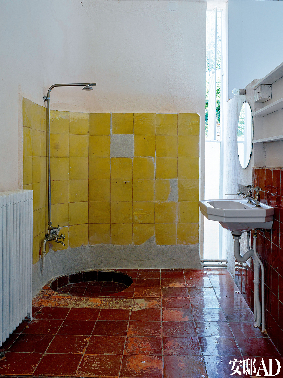 20世纪20年代装修的浴室并未在日后进行再次翻修，真实地体现出E.1027的原本现代主义风貌。