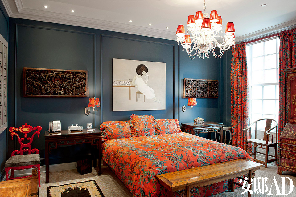 日理万机的生活步调，让羽西更懂得卧室与睡眠的重要。床头挂的画作来自中国年轻艺术家林海容。在这个家中能见到许多中国新生代艺术家的作品，也能看出羽西对其的支持；床一旁搭配的是16世纪来自北京的木制家具与热带风格的成套窗帘、床组在深蓝色墙面的调和下，显得很有特色。