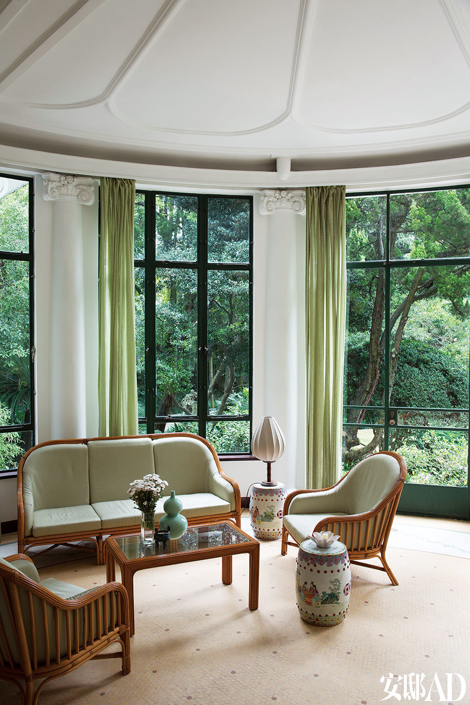 圆形的“冬日花园”面向室外，是早餐、下午茶和聊天的好去处。“ 冬日花园” 里，淡绿色的窗帘和柳条家具的搭配，让人感觉已经置身于室外。