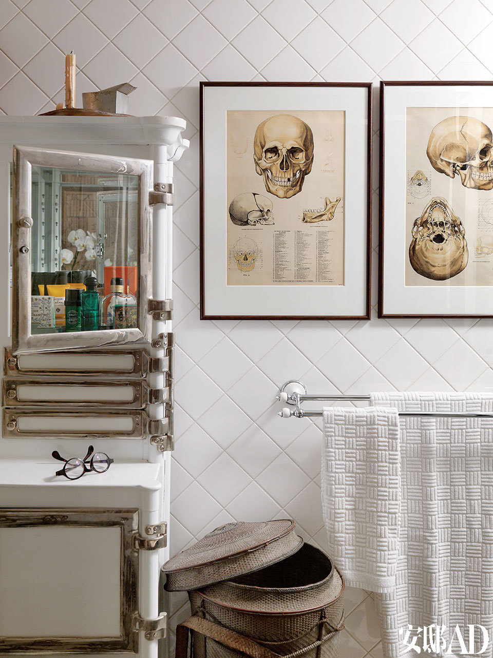 浴室是唯一一處用了許多品牌的商品：如Vernon Tutbury的白色洗手臺，其白色浴室用品柜為上世紀30年代的古董牙醫玻璃器材柜，購自紐約之旅。墻上的人頭骨圖畫，購自阿姆斯特丹。
