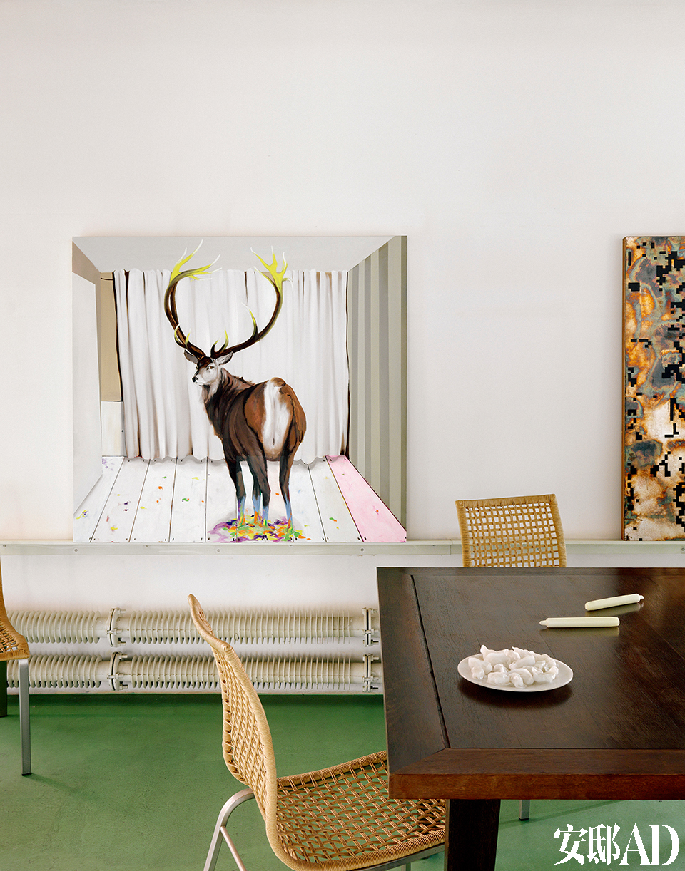 从另一端看餐厅，墙上挂着GAMA的油画《鹿》。