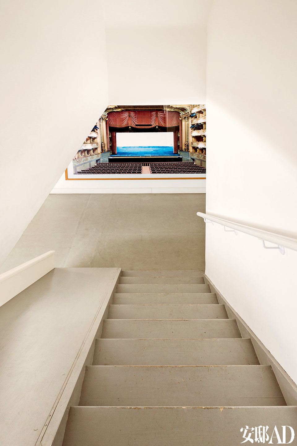 地下室是孩子们的游乐区。楼梯尽头挂着的是德国女艺术家Candida Höfer的作品《Teatro Nacional de São CarlosL isboa V，2005》。