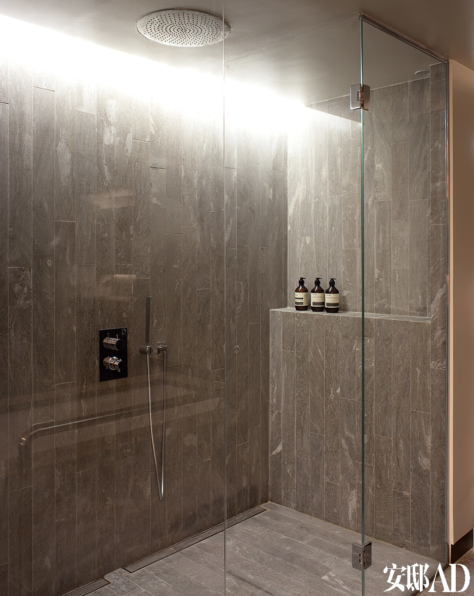 主浴室的淋浴间。地面和墙面都采用了瑞士的Vals石材。水龙头来自Bondini。