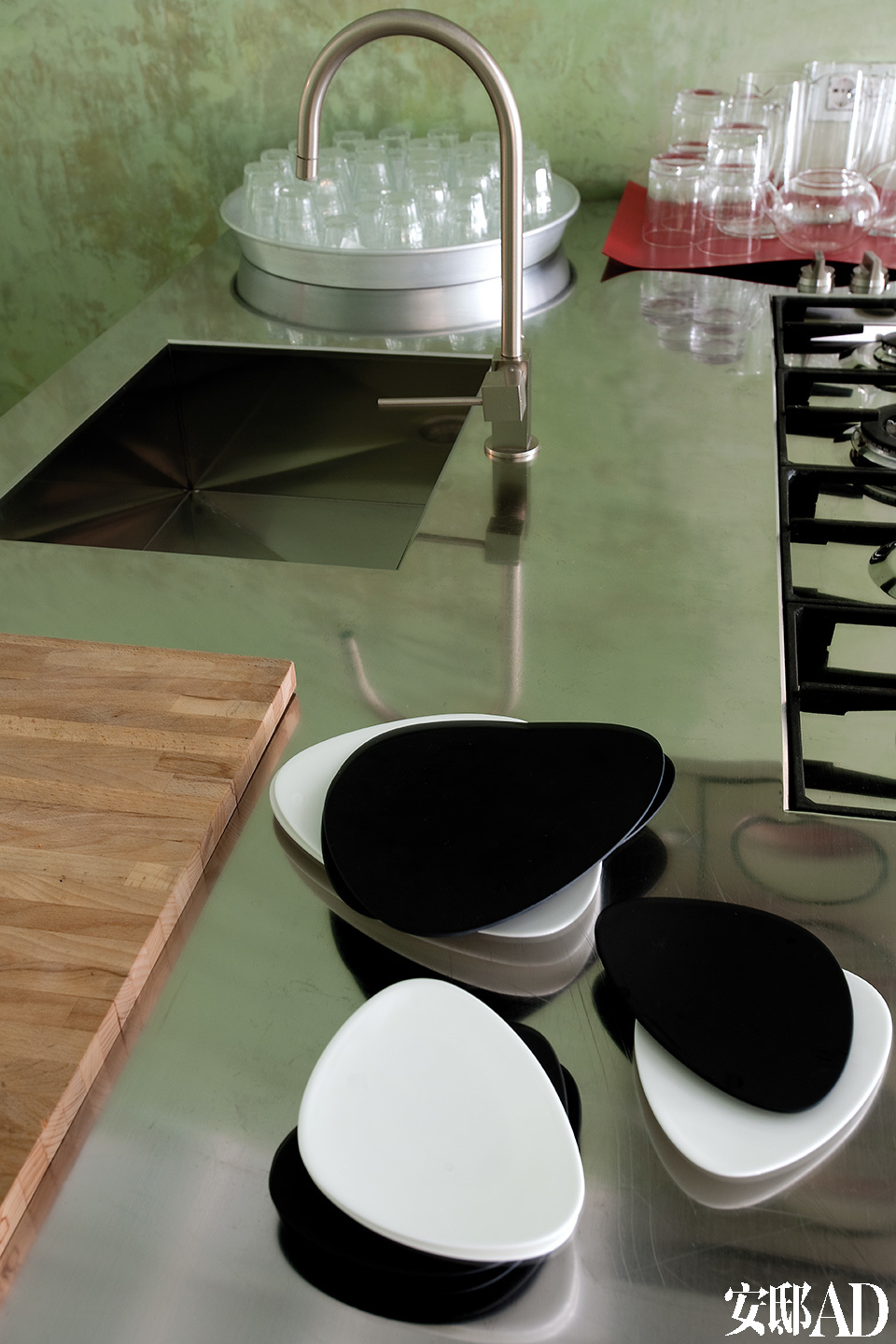 厨房的Foster不锈钢工作台，由Varenna设计。她母亲Doriana设计了其中的黑白陶器。