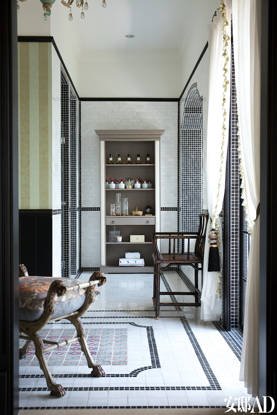 主人浴室是设计师和主人都十分满意的地方，黑白马赛克与复古地砖完美结合。