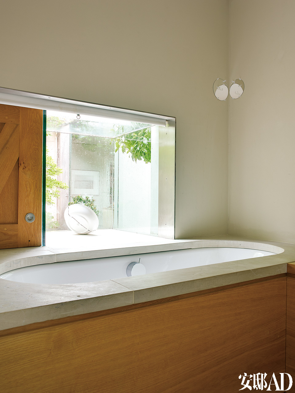 浴室由Stephen Marshall设计，水槽和其他建筑元素由建造商Martin Price提供。