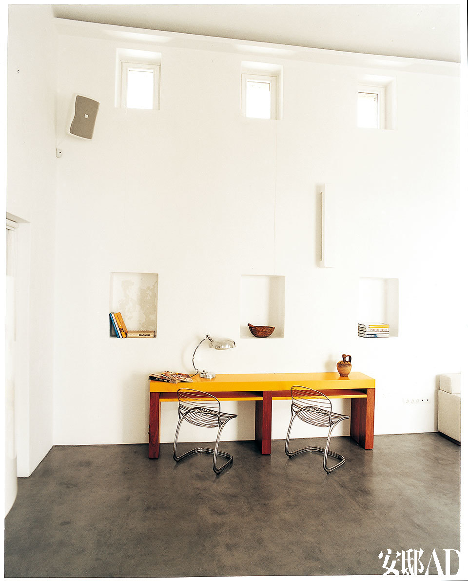 客厅的家具是用烤漆和银叶木（一种非洲的木材）定制而成的，上世纪70年代的椅子是Gastone Rinaldi设计的。