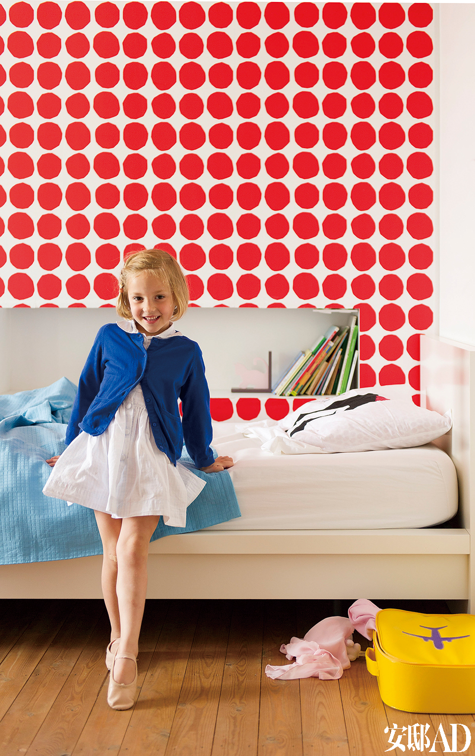 6岁Julia 的房间用了红色波点壁纸，整体感觉活泼俏皮。I s o t  K i v e t 红色波点壁纸来自Marimekko，床来自宜家家居。