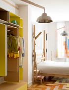 儿童房的壁橱、儿童床、床头柜矮凳、丝质地毯都是Studio Makkink & Bey为空间特别定制的。吊灯由伦敦设计工作室Studioilse设计。