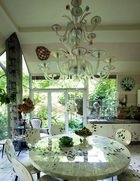 厨房内的餐桌、椅子、灯饰、橱柜都是以蝴蝶为主题，分别是以木制、漆制和手工制成的。Murano的玻璃吊灯是对1950年代的古董物进行了再创作。