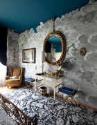 卧室墙面上的“蓝天白云”，令人陶醉在一个风起云涌的童话故事中。Piero Fornasetti位于家二层的卧室。墙纸“Nuvolette”是Fornasetti先生的原创作品，至今仍被Cole&Son公司制作生产。这个房间已经个性化地被换掉顶部，墙面全部被漆成了蓝色，来获得梦一般的效果。
