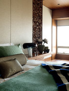 宽敞的主卧室选择了中性色调，Society绿色床品来自Lane Crawford连卡佛。