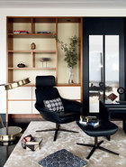 壁柜前的两把皮质Oscar椅由PearsonLloyd设计，Walter Knoll出品，椅子和地毯上的靠垫均由Jill & Rebecca设计，来自Tu Textiles美图坊。