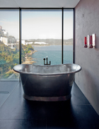 在寸土寸金的香港，躺在浴缸里享受窗外无敌海景，是件多么幸福而奢侈的事！独立式浴缸来自英国品牌Brissi。考虑到私密性，玻璃窗装有特殊装置。