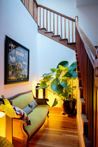 一层进门是个小厅，沙发、植物与灯光营造出温柔一角。