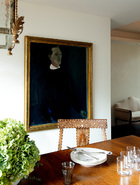 餐厅中挂着一幅比利时画家的自画像
（1958），购自香港。