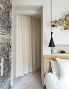 从卧室看向走廊，窗帘面料品牌为Dominique Kieffer，购自Rue Hérold。