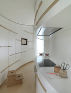 两位设计师攻克了厨房内弧形线条的设计挑战，为单调的墙壁注入了动感的韵律。弧形的厨房给两位设计师带来了一定的挑战，设施来自Miele，木制的小梯凳是设计师自己定制而成的。