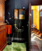 浴室地上摆放的绿色马海毛地毯来自Longbarn，旁边的复古坐凳来自Charlotte Perriand。