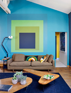 沙发上方“的 抽象画 ，”其实是彩色涂料换了种特别的涂法，设计师说：“ 家里的艺术品不应是永久陈列的，一旦你厌倦了， 不妨来点儿变化！”客厅里的沙发是美国家具设计师Edward Wormley于20世纪60年代创作的经典作品，面料仍是当时的原作。沙发上摆放着Lindell & Co出品的靠垫。一侧的关节造型灯具Architect是Florence Lopez的新作，灵感来自一盏20世纪50年代的工作灯。