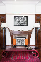 在風格相對正式的接待區，橘色的絲綢桌燈位于木制壁爐兩側，壁爐形狀很像中國傳統房屋的屋頂。前方是紅色漆桌。圖書館里還有很多黑白照片，包括Marc Riboud和Henri Cartier-Bresson的作品。