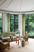 圆形的“冬日花园”面向室外，是早餐、下午茶和聊天的好去处。“ 冬日花园” 里，淡绿色的窗帘和柳条家具的搭配，让人感觉已经置身于室外。