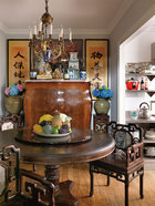 国古董餐柜、欧式巴洛克吊灯、 中式字画和瑞狮刺绣，如此的老古董风格，亦是中西混搭。
